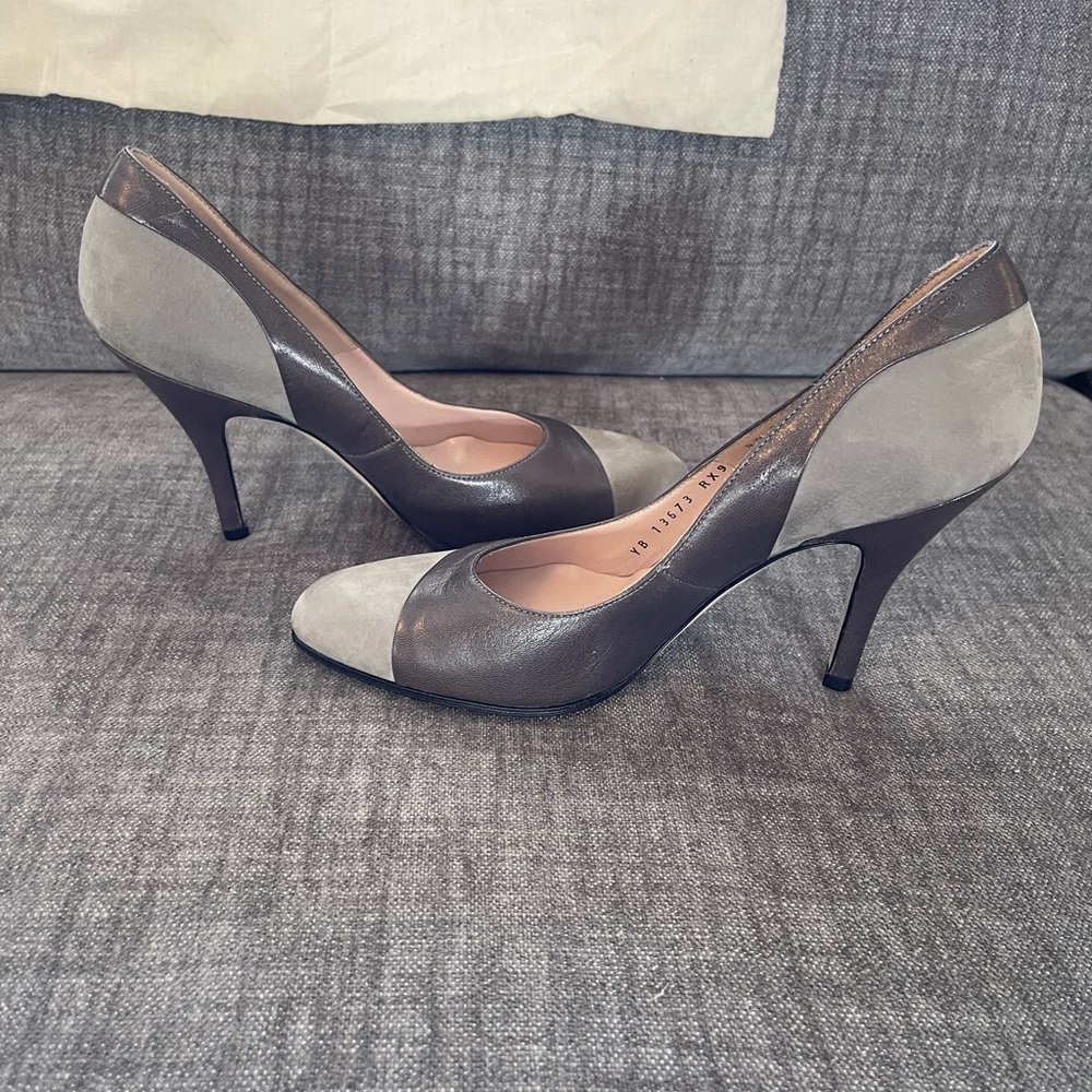 New Authentic Salvatore Ferragamo Graphite Leather and Gray Suede Pumps